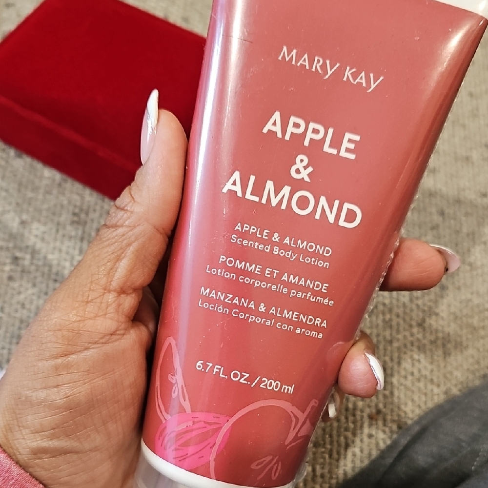 Mary Kay Apple & Almond Body Lotion - Pink